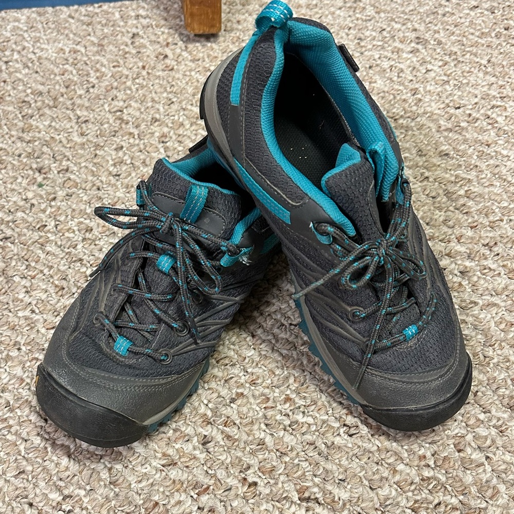 Keen hiding shoes. Sz 10